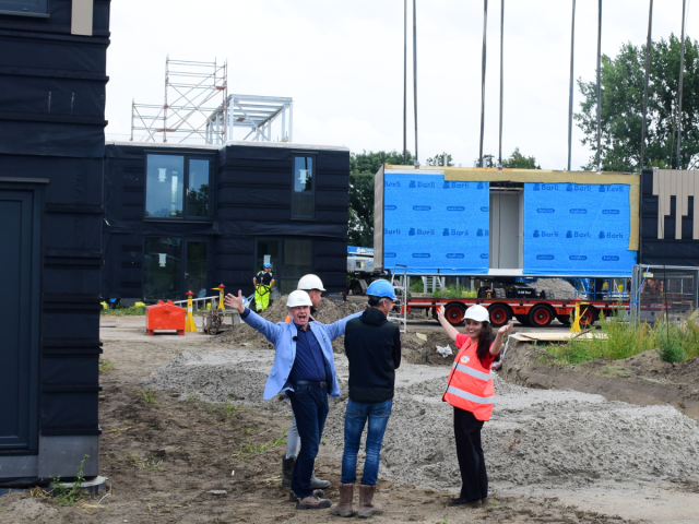 Volg de bouw van de modulaire woningen live