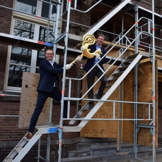Weerhaan terug op de toren van de Kweekschool